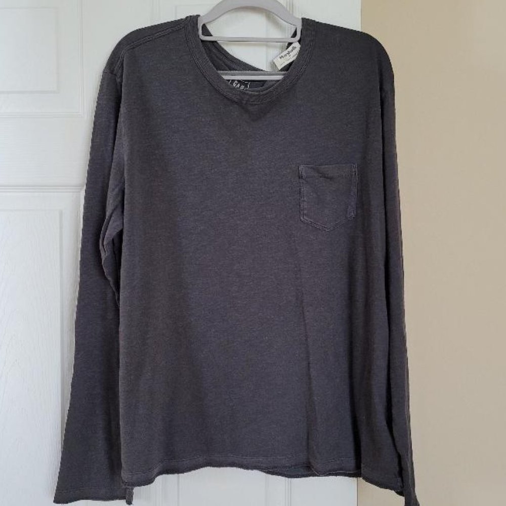 GAP Men's Long Sleeve L Charcoal Gray Tee Shirt Serge Edges Bottom Crew Neck NWT